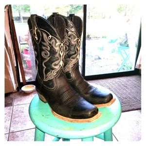 Black leather cowgirl boots